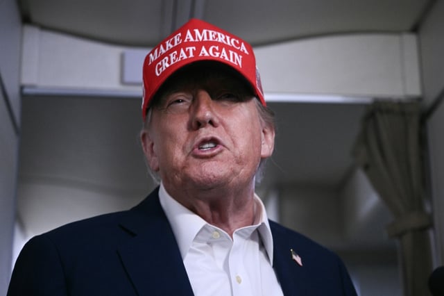Le président américain Donald Trump parlant aux journalistes à bord d'Air Force One le 4 juillet 2025