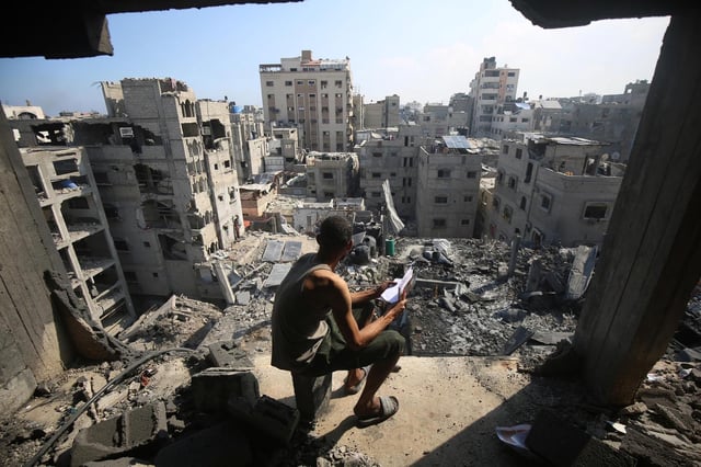 Vistas de una zona destruida por los ataques israelíes en la ciudad de Gaza.