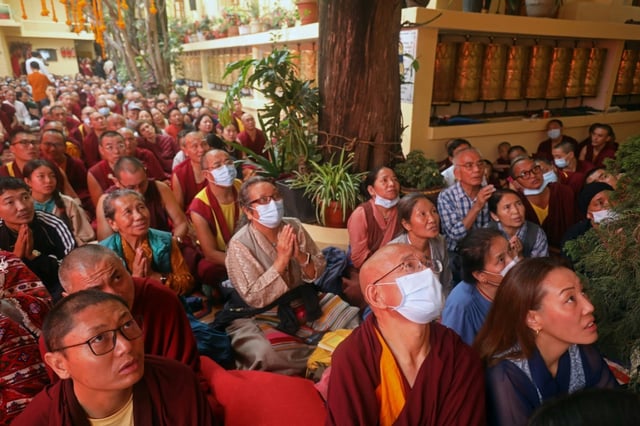 Des exilés tibétains lors d'une prière conduite par le Dalaï Lama à McLeod Ganj, dans le nord de l'Inde, le 5 juillet 2025