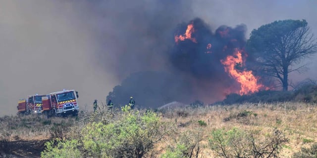 Près de 350 pompiers sont mobilisés sur place, soutenus par des moyens aériens, notamment un hélicoptère bombardier d’eau.