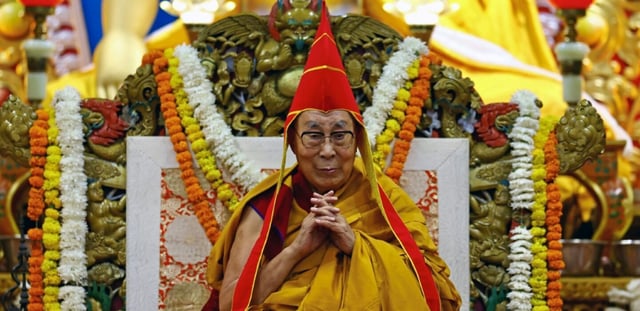 Le Dalaï Lama, chef spirituel de la communauté tibétaine, lors d'une prière aux côtés de milliers de fidèles à McLeod Ganj, dans le nord de l'Inde, le 5 juillet 2025