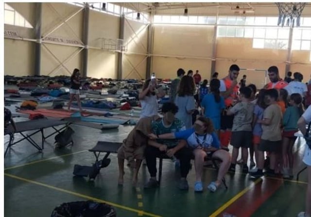 Los pequeños han pasado la noche en un polideportivo