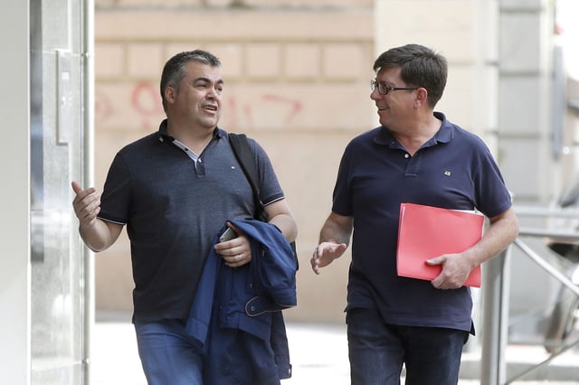 Santos Cerdán (i) y Francisco Salazar (d) a su llegada a una reunión en Ferraz.