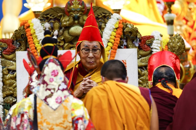 Le leader spirituel tibétain Tenzin Gyatso assiste à une réunion de prière tenue pour sa longue vie au temple du Dalaï-Lama dans la ville de montagne du nord de Dharamshala, en Inde, le 5 juillet 2025.