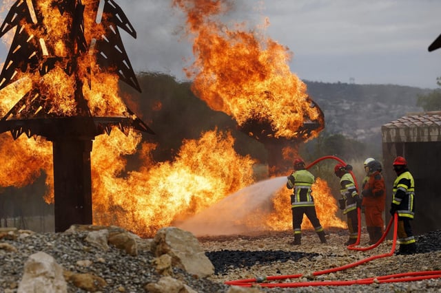 Des jeunes recrues s’entraînent à lutter contre un incendie sur l’aire « feu de forêt » du Centre de Formation Départemental (CFD) des Sapeurs-Pompiers des Bouches-du-Rhône à Velaux, le 9 juin 2023.