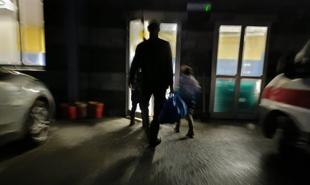 Die italienischen Carabinieri haben zwei Kinder (sechs und neun Jahre) befreit, die sie verwahrlost in einem Bauernhaus gefunden haben.