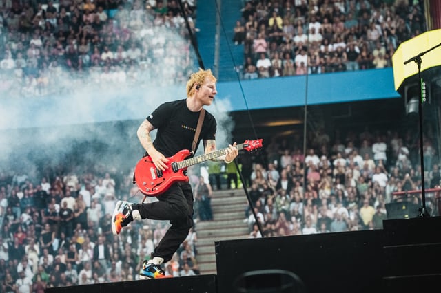 Bunte Sneaker – für jede Stadt ein eigenes Paar: Ed Sheeran im Volksparkstadion mit seinen Hamburg-Schuhen.