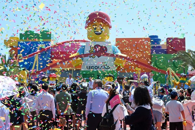 In China ist das größte Legoland der Welt eröffnet worden. Tausende Besucher strömten am Samstag trotz glühender Hitze zu der 31,7 Hektar großen Anlage in Shanghai.
