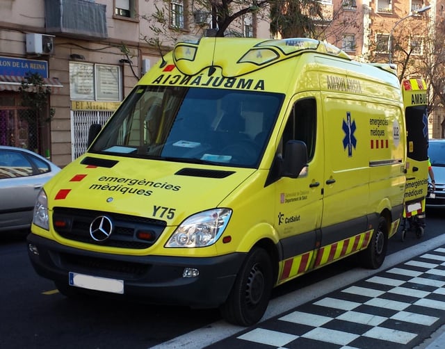 Ambulancia del SEM en  una calle de Barcelona