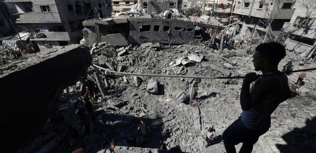 Un Palestinien inspecte les décombres laissés par une frappe israélienne sur le camp Al-Bureij, dans le centre de la bande de Gaza, le 4 juillet 2025