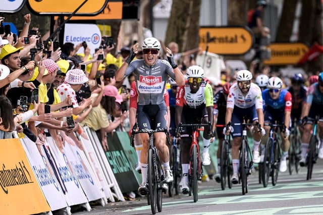 Jasper Philipsen gana la primera etapa del Tour.