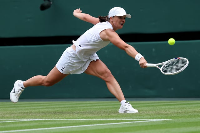 Tennis - Wimbledon - All England Lawn Tennis and Croquet Club, London, Britain - July 5, 2025 Poland's Iga Swiatek in action during her third round match against Danielle Collins of the U.S. REUTERS/Toby Melville