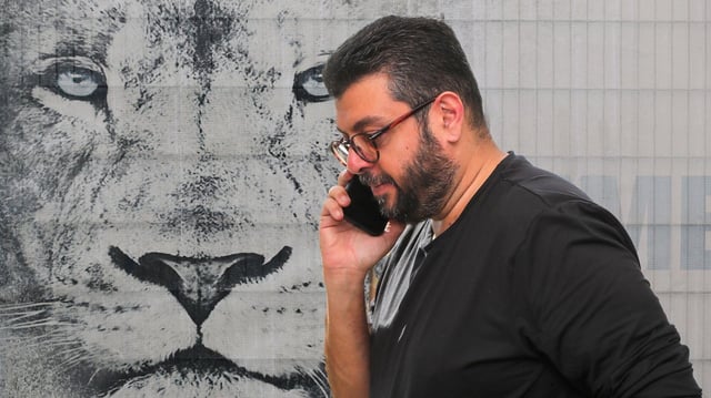 Hasan Ismaik mit Telefon, beim Telefonieren mit Handy
