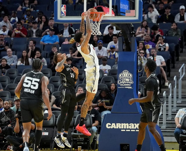 Heat center Kel&#39;el Ware dunks against the San Antonio Spurs during the first half in a California Classic summer league game at Chase Center on July 05, 2025 in San Francisco, California. (Thearon W. Henderson/Getty Images)