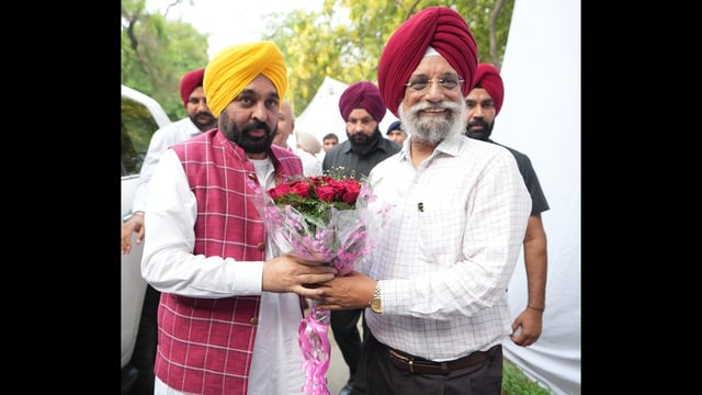 Punjab chief minister Bhagwant Mann being welcomed by Guru Nanak Dev University vice-chancellor Dr Karamjeet Singh in Amritsar on Saturday. (HT)