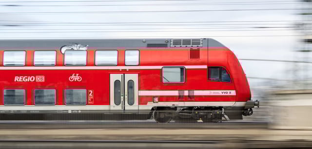 Erst Brand, dann medizinischer Notfall und technischer Defekt: Ein Regionalzug der Deutschen Bahn musste im Norden Kölns evakuiert werden