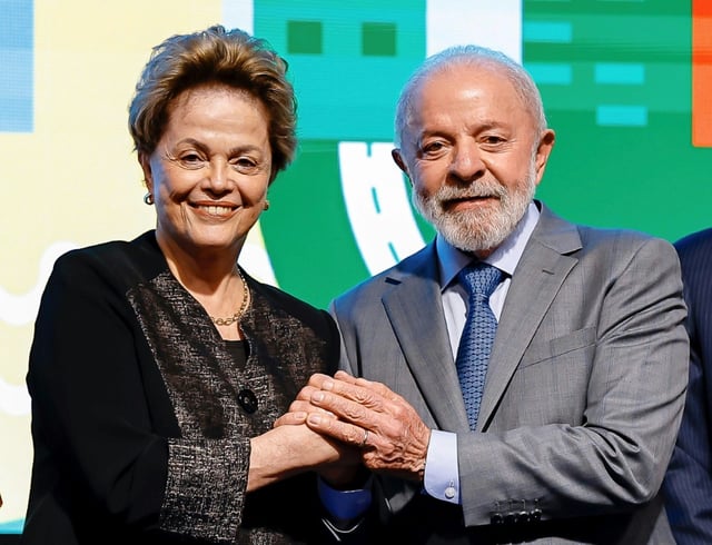 Photo diffusée par la présidence brésilienne montrant le président brésilien Luiz Inacio Lula da Silva et l'ex-présidente brésilienne Dilma Rousseff lors d'une réunion dans le cadre du sommet des Brics, à Rio de Janeiro, le 4 juillet 2025