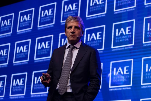 El ministro de Economía, Luis Caputo, durante su participación en el IAE Summit, la semana última