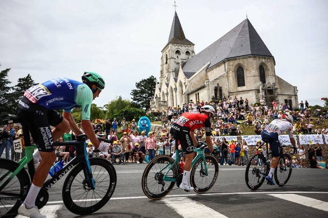 Matteo Vercher, Mathis Le Berre y Bruno Armirail pedalean fugados al pasar por la Iglesia de Saint-Marti, en Bouvigny-Boyeffles, durante la primera y accidentada etapa del Tour de Francia.