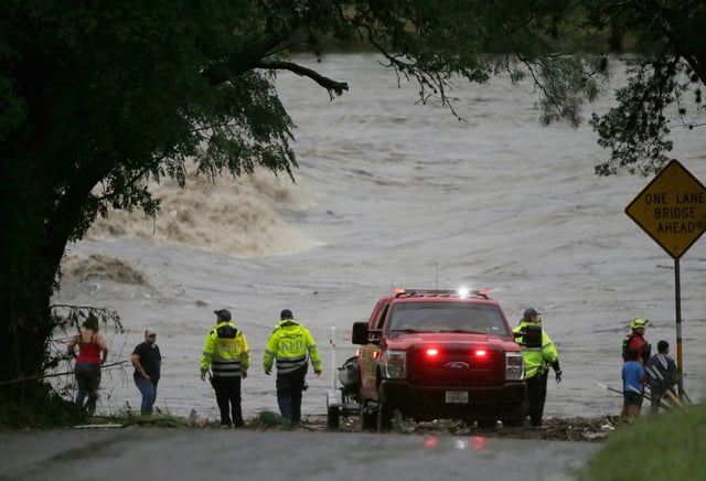 Socorristas revisan las orillas del río Guadalupe en busca de personas arrastradas por las inundaciones en Ingram, Texas, el jueves 4 de julio de 2025. (Michel Fortier/The San Antonio Express-News vía AP)