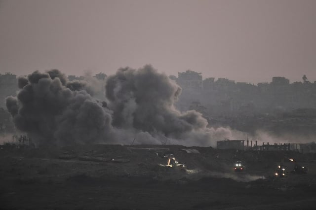 Dos columnas de humo se elevan el jueves, tras un bombardeo israelí de la Franja de Gaza, visto desde el sur de Israel. (AP/Leo Correa)