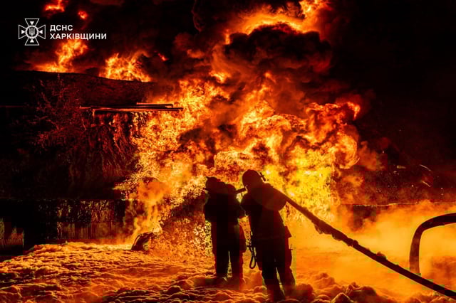 Incendio tras un ataque ruso en la región de Járkiv, Ucrania, el sábado. (Servicio de Emergencias de Ucrania vía AP)