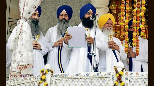 Jathedar Giani Kuldeep Singh Gargaj, along with other Sikh high priests, pronouncing the edict from the Akal Takht at the Golden Temple in Amritsar on Saturday. (Sameer Sehgal/HT)