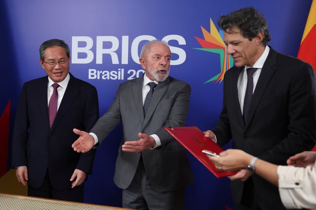Le ministre brésilien des Finances, Fernando Haddad, aux côtés du président brésilien Luiz Inacio Lula da Silva et du Premier ministre chinois Li Qiang lors d’une réunion bilatérale, avant le sommet des BRICS, à Rio de Janeiro, Brésil, le 5 juillet 2025.