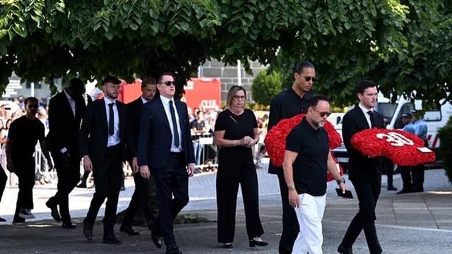 Virgil Van Dijk y Andy Robertson portaron los coronas de flores rojas en recuerdo de Diogo Jota y su hermano André Silva.