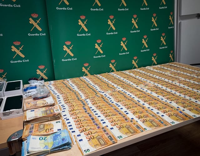 Dinero decomisado por la Guardia Civil en la operación antidroga.
