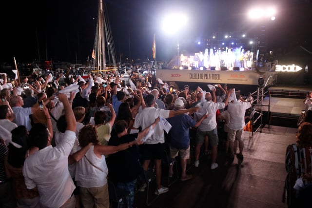 El público de las habaneras de Calella de Palafrugell ondeando los pañuelos durante el canto de 'El meu avi'.