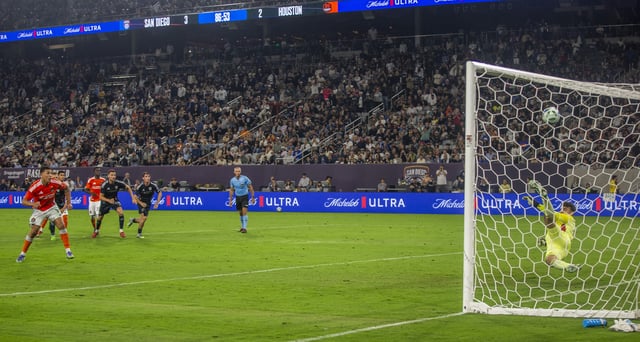 SAN DIEGO, CA – JULY 05: Houston Dynamo forward Ezequiel Ponce, far left, watches his penalty kick goal on San Diego FC goalkeeper Carlos Dos Santos (1), in the second half of a MLS soccer game between Houston Dynamo and San Diego FC, Saturday, July 5, 2025, at Snapdragon Stadium in San Diego, California. (Photo by Tony Ding/Icon Sportswire via Getty Images)