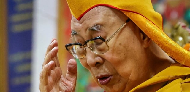 Le Dalai Lama en prière au temple tibétain de McLeod Ganj (Inde) le 5 juillet 2025, veille de son 90e anniversaire.
