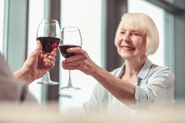 Las personas mayores deben prestar mucha atención a la respuesta de sus cuerpos al alcohol