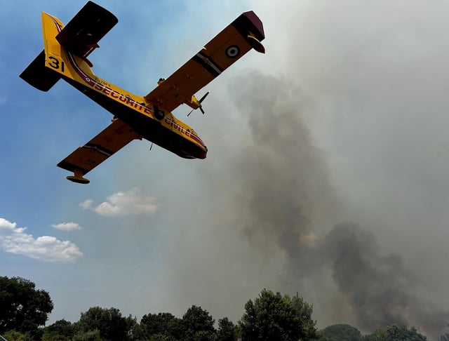 Un Canadair survole l’A9 entre Orange et Narbonne le 5 juillet.