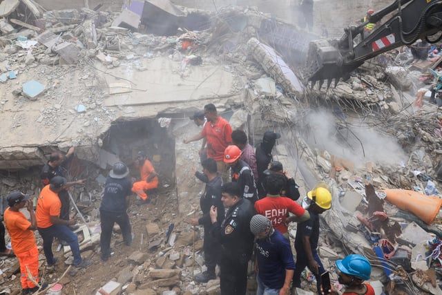 L’effondrement d’un immeuble d’habitation de cinq étages à Karachi a fait au moins 27 morts.
