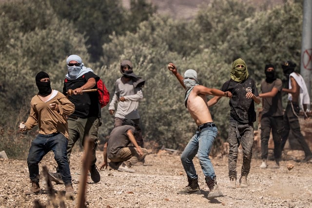 Auch an anderer Stelle gibt es immer wieder Gewalt: Israelische Siedler werfen Steine auf palästinensische Dorfbewohner während eines Angriffs auf das Westjordanlanddorf Turmusaya