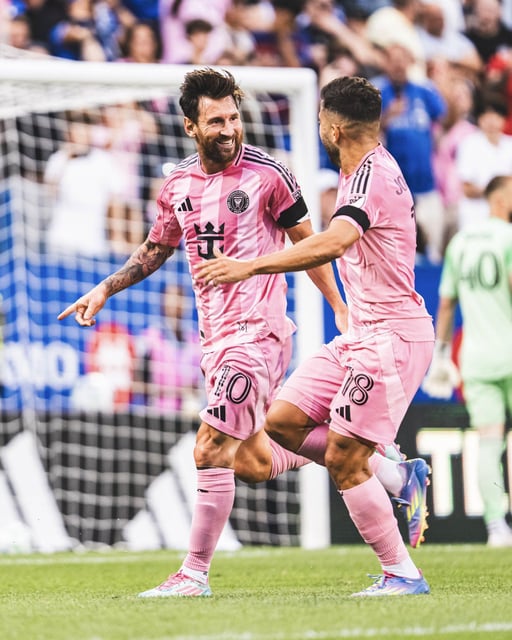 Messi celebra uno de sus goles con Alba.