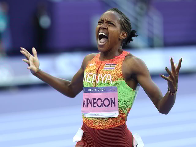 (240810) -- PARÍS, 10 agosto, 2024 (Xinhua) -- Faith Kipyegon de Kenia reacciona al término de la final de 1500m femenino de atletismo en los Juegos Olímpicos de París 2024, en París, Francia, el 10 de agosto de 2024. (Xinhua/Li Ming) (rtg)