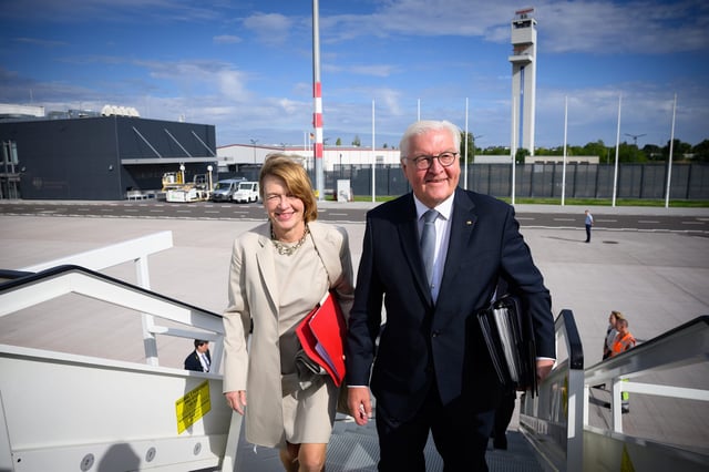 Bundespräsident Frank-Walter Steinmeier und seine Frau Elke Büdenbender beim Abflug in Deutschland