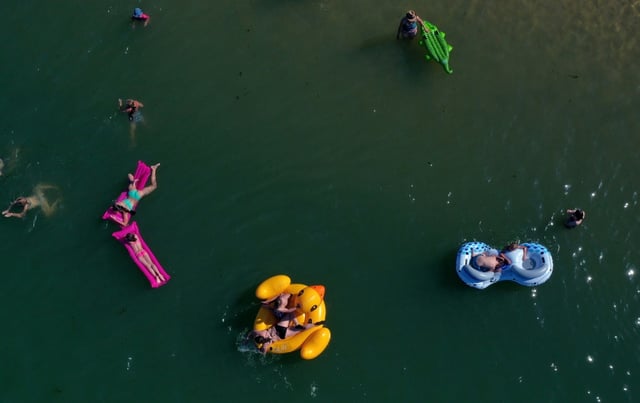 Ein Zwölfjähriger ist in Rheinland-Pfalz mit seiner Luftmatratze neun Kilometer auf dem Fluss Kyll geschwommen und hat einen Rettungseinsatz ausgelöst. Laut Polizei wurde er unterwegs "in guter Laune" gesichtet und wohlbehalten zurückgebracht.