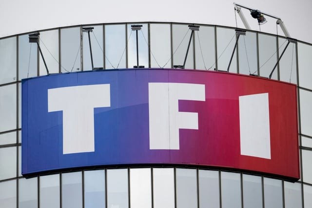 Le logo de TF1 sur la façade du siège du groupe audiovisuel privé, Boulogne-Billancourt, le 6 janvier 2025