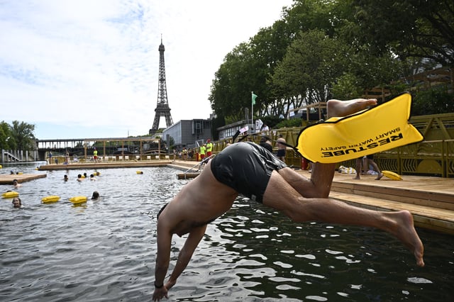 Les premiers baigneurs plongent dans la Seine pour la première fois depuis 102 ans