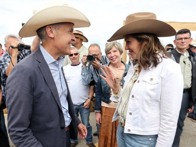  Prime Minister Mark Carney meets with Alberta Premier Danielle Smith during a Stampede breakfast at the United Brotherhood of Carpenters and Joiners of America in Calgary on Friday, July 4, 2025.