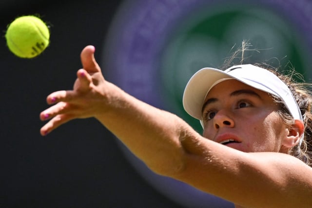 La marplatense Solana Sierra, de 21 años, jugando los 8vos de final de Wimbledon