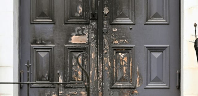La porte d'entrée d'une synagogue de Melbourne partiellement incendiée, le 6 juillet 2025
