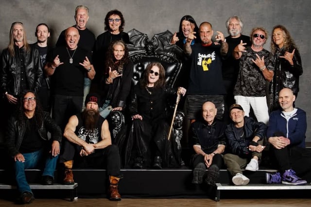 Ozzy Osbourne, sentando en el trono en el que afrontó su despedida de los escenarios. En la foto, aparecen sus invitados especiales. (Instagram @avfcofficial y @ozzyosbourne)