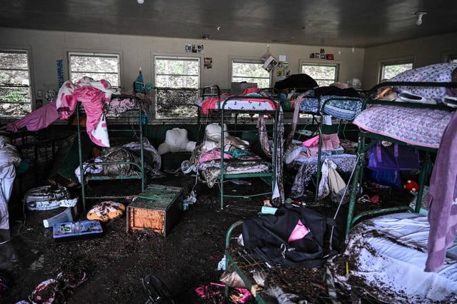 Vue de l'intérieur d'une cabane à Camp Mystic, où 27 jeunes filles sont portées disparues après les inondations au Texas, le 5 juillet 2025. 