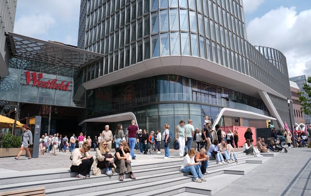 Viele Besucherinnen und Besucher genossen am verkaufsoffene Sonntag das sonnige Wetter auf dem Vorplatz des Einkaufscenters Westfield Hamburg-Überseequartier.