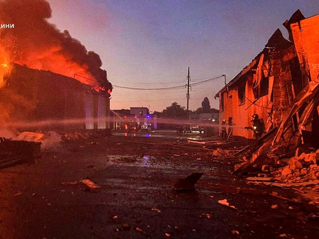 Kyiv (Ukraine), 06/07/2025.- A handout photo made available by the State Emergency Service shows Ukrainian rescuers working at the site of a shelling following Russian drone attacks in the Kyiv area, Ukraine, 06 July 2025. At least two people died and a dozen more were injured after Russian forces launched an overnight attack across Ukraine with at least 150 drones, according to the National Police. (Rusia, Ucrania, Kiev) EFE/EPA/STATE EMERGENCY SERVICE HANDOUT HANDOUT EDITORIAL USE ONLY/NO SALES